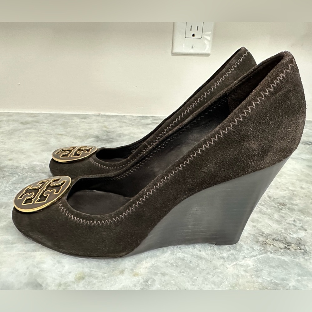 Tory Burch Sophie Brown Wedge Pumps Round Logo